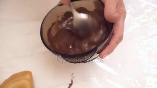 Жінки рук перемішують гарячий шоколад в мисці — стокове відео