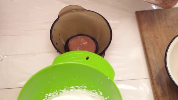 Slow motion sirap att lägga i glasskål — Stockvideo