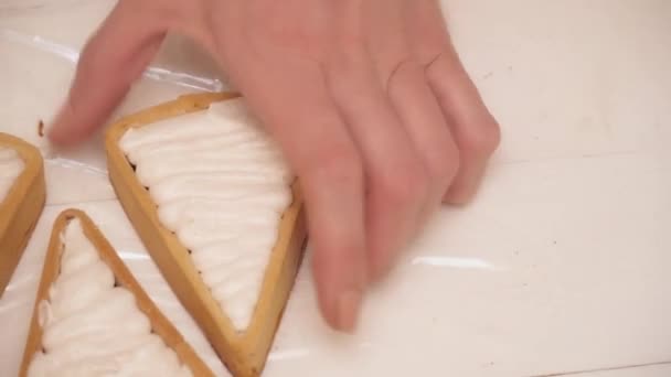 梨花の手と白いクリーム作成おいしいタルト — ストック動画