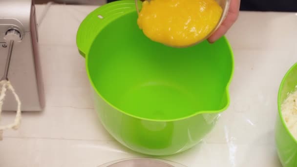 Жінки додають тісто до миски для змішування — стокове відео