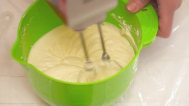 Kadının elleri krem tart yavaş hareket için karıştırma