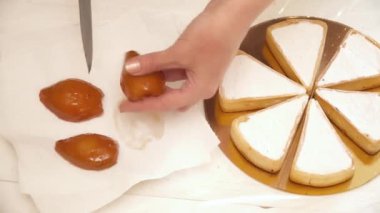 Kadının elleri tart için yerleştirerek için armut kesim
