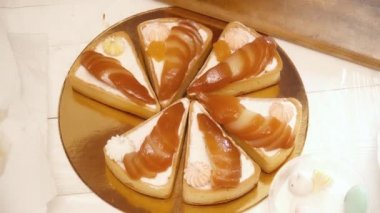 Kadının armut ile dekorasyon tart eller