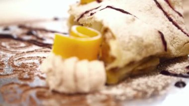 Dekorasyonu ile lezzetli meyveli turta closeup