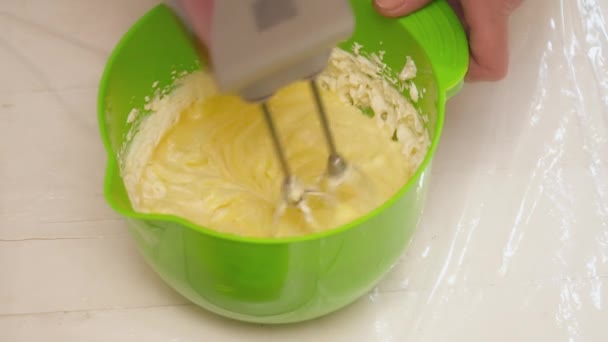 Жінки рук змішують крем для пирогів — стокове відео