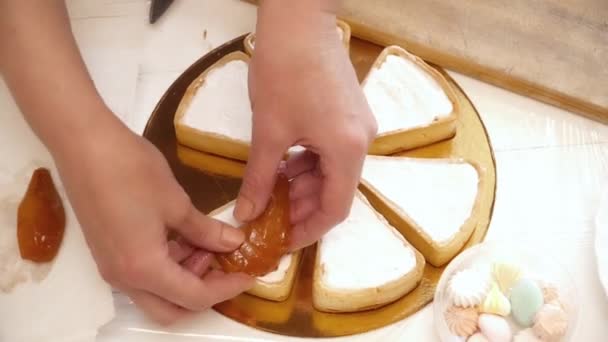 Mãos femininas colocando a pêra para as tortas — Vídeo de Stock