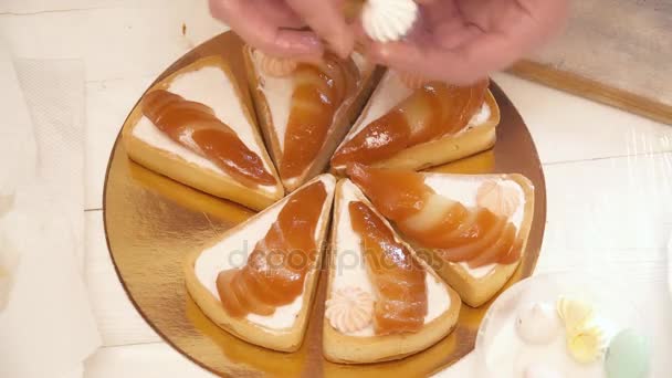 Kvinnans händer dekorera tårtor med päronen — Stockvideo