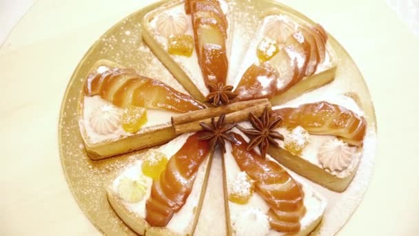 Красиві смачні пироги на золотій тарілці — стокове відео