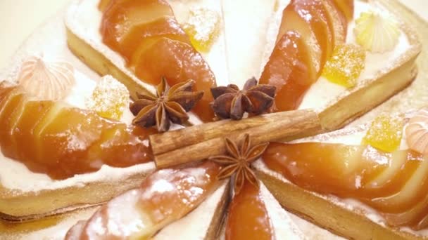 Hermosas tartas sabrosas con la decoración de primer plano — Vídeos de Stock