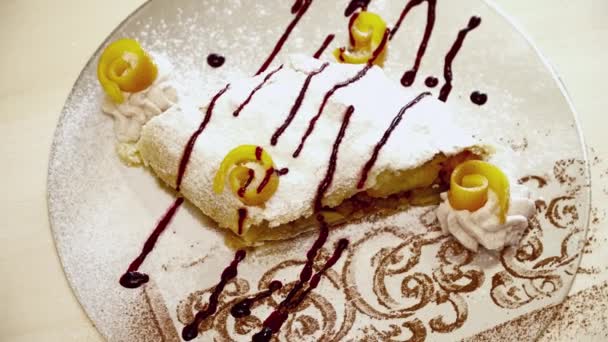 Sabroso strudel dulce con la decoración de primer plano — Vídeos de Stock