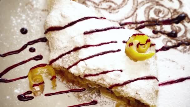 Lekkere zoete strudel met de decoratie — Stockvideo