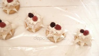 Ahşap masa üzerinde çilek ile pasta dekorasyon