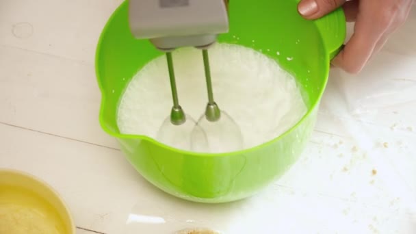 Femmes mains prepering la crème pour les éclairs — Video