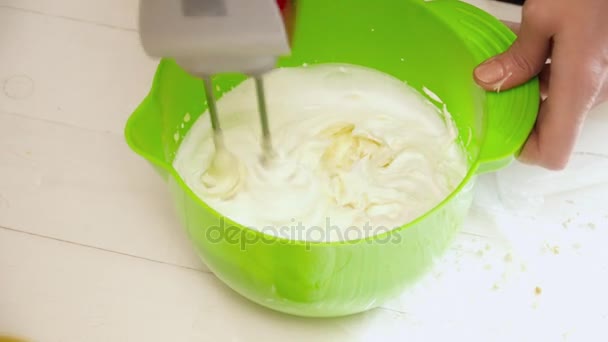 Mãos de mulher preparando o creme para os eclairs na tigela verde — Vídeo de Stock