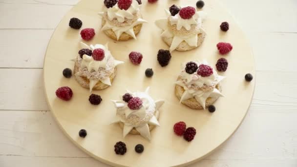 Hermosas tortas sabrosas con la crema y las bayas — Vídeos de Stock