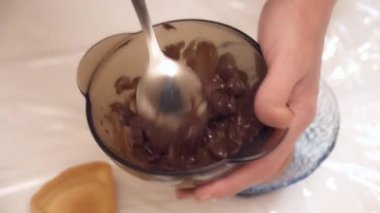 Kadının chokolate kapta karıştırarak eller