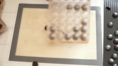 Kadının el formları dışında çikolata şekerleme alarak