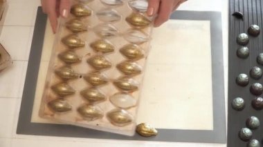 Kadının elleri lezzetli çikolata şekerleme yapma