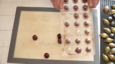 Kadının el formları closeup yardımıyla çikolata şekerleme yapma