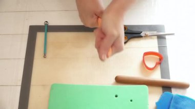 Closeup kadının el çiçek dekorasyon bir pasta için oluşturma