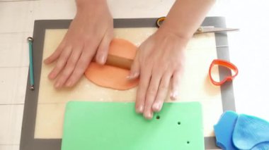 Tatlı bir pasta için çiçek süsleme oluşturma el