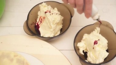 Bir pasta için krema için farklı kase yerleştirme