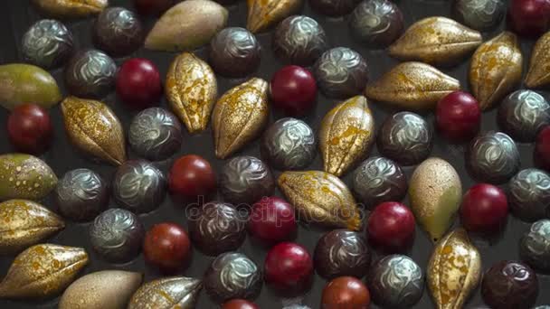 Gros plan de bonbons au chocolat savoureux sur le fond noir — Video