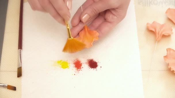 Primer plano de las manos de las mujeres creando decoración de flores para un pastel en el restaurante — Vídeos de Stock