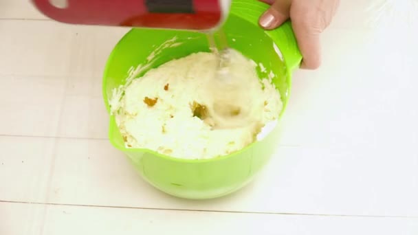 Mixing a a cream for a tasty cake — Stock Video