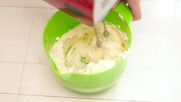 Criando um creme para um bolo saboroso câmera lenta — Vídeo de Stock