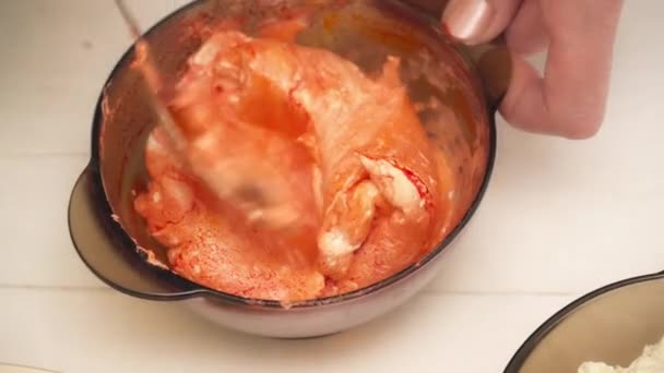 Женские руки мешают крем для торта в миске крупным планом — стоковое видео