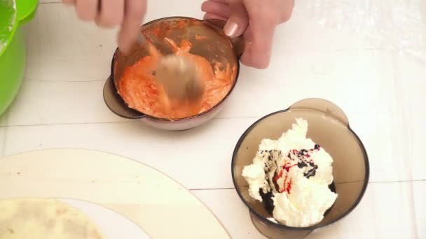 Rühren Sahne für einen Kuchen in der Schüssel Nahaufnahme — Stockvideo