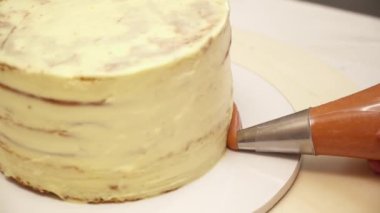 Closeup decarating bir krem ile bir pasta