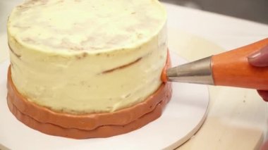 Closeup decarating bir krem iken iplik ile bir pasta