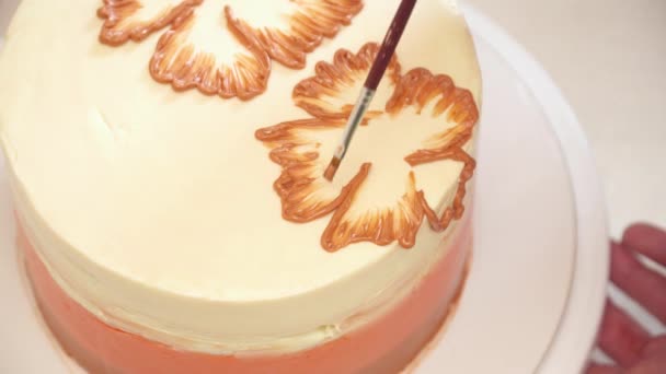 Chef peinture belle fleur sur le gâteau — Video