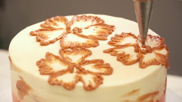 Chef-kok schilderij bloemen op de cake met de crème closeup — Stockvideo
