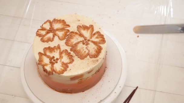 Chef-kok schilderij bloemen over de taart clow motie — Stockvideo