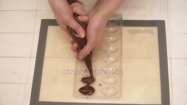 Chef verser du chocolat chaud à la forme pour les bonbons — Video