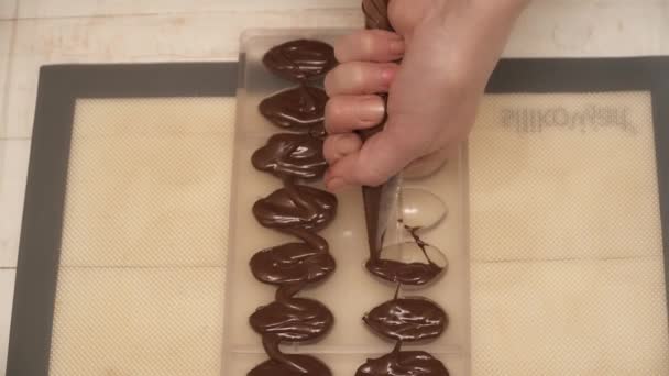 Chef-kok gieten warme chocolademelk aan het formulier voor snoepjes closeup — Stockvideo