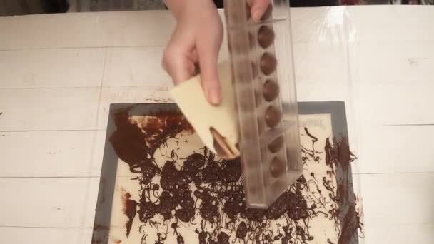 Szef kuchni, pozbycie się dziwne czekolady na formularzach dla candiies zbliżenie — Wideo stockowe