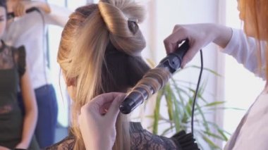 Kuaför sürüleri ile bir saç modeli oluşturma