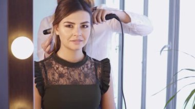 Genç bir kadın için bir saç modeli oluşturma Kuaför