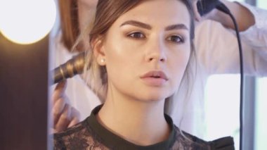 Kuaför saç modeli bir genç kadın portre için oluşturma