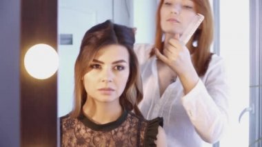 Kuaför Güzellik salonunda kadın için bir saç modeli oluşturma