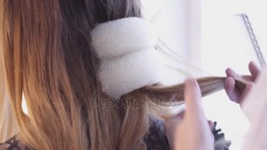 Bayan Kuaför güzel bir saç modeli oluşturma