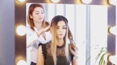 Saç stilisti Kuaför Salonu genç bir kadın için bir saç modeli oluşturma