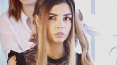 Kuaför Güzellik Salonu bir güzel kadın bir saç modeli oluşturma