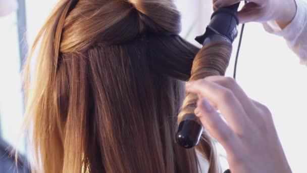 Cabeleireiro criando um penteado para mulher morena — Vídeo de Stock