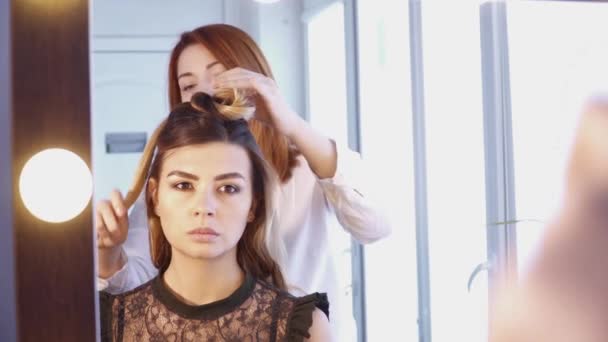 Coiffeur créant une coiffure pour une belle femme — Video