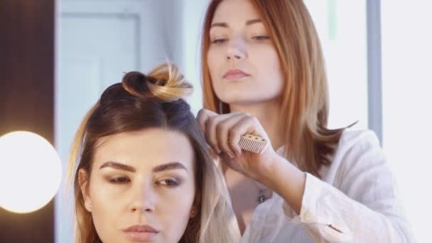 Friseur, der eine Frisur für eine schöne Frau Nahaufnahme — Stockvideo